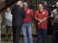 Tổng thống Trump cùng vợ đến thăm các nạn nhân sau cơn bão Harvey