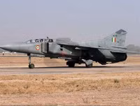 Cận cảnh tiêm kích cánh cụp cánh xòe MiG-23 của Ấn Độ vừa bị rơi cháy rụi