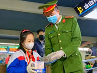 Tuổi trẻ Thủ đô phát 10.000 khẩu trang miễn phí giúp người dân phòng virus Corona