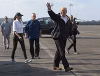 Tổng thống Trump cùng vợ đến thăm các nạn nhân sau cơn bão Harvey
