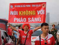 Cổ động viên cực nhiệt tại sân vận động Mỹ Đình