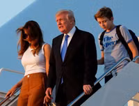 Chùm ảnh Tổng thống Trump đoàn tụ với vợ con ở Nhà Trắng