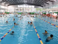 Bể bơi trong nhà hút khách những ngày nắng nóng