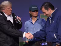 Tổng thống Trump cùng vợ đến thăm các nạn nhân sau cơn bão Harvey