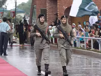 Vẻ đẹp cuốn hút say lòng người của nữ binh sĩ Pakistan