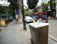 Thích thú với trụ nước sạch uống liền miễn phí ở Hà Nội