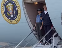 Tổng thống Trump cùng vợ đến thăm các nạn nhân sau cơn bão Harvey