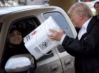 Tổng thống Trump cùng vợ đến thăm các nạn nhân sau cơn bão Harvey