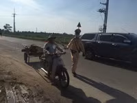 Con chưa đủ tuổi, không có giấy phép lái xe vẫn được mẹ 'nhờ' chở đi khắp nơi