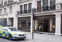 Cướp cửa hàng đồ hiệu giữa ban ngày tại London, Anh