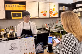 Du khách Singapore đã có thể quét mã QR thanh toán tại Việt Nam