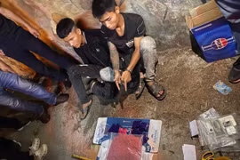Bắt 2 đối tượng mang 12.000 viên hồng phiến vào Việt Nam