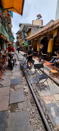 Du khách vẫn tấp nập trên 'phố cà phê đường tàu' ở Hà Nội