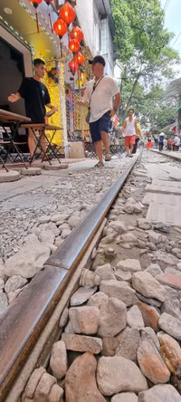 Du khách vẫn tấp nập trên 'phố cà phê đường tàu' ở Hà Nội