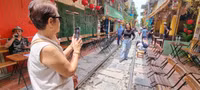 Du khách vẫn tấp nập trên 'phố cà phê đường tàu' ở Hà Nội
