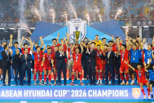 Đại diện lãnh đạo Chính phủ, FIFA, AFF, VFF trao cúp vô địch và chúc mừng tuyển Việt Nam