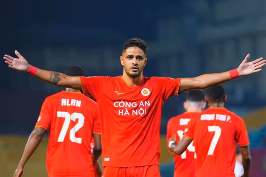 Lep Artur sớm mở tỉ số ngay phút thứ 5 (Ảnh: Công an Hà Nội FC)