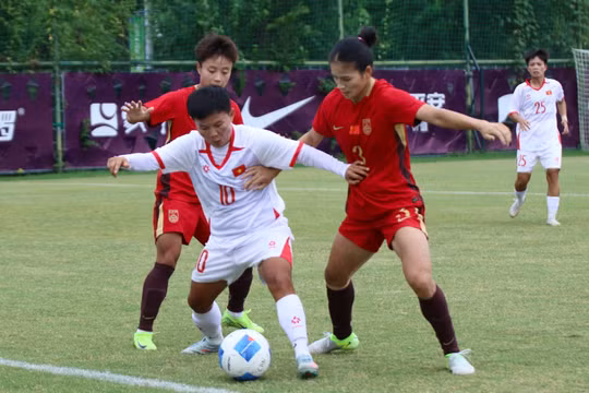 Tuyển nữ Việt Nam (áo trắng) hòa Trung Quốc 0-0 trong hiệp 1 (Ảnh: VFF)