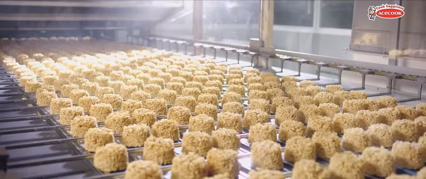 Quá trình chiên hoặc sấy giúp đưa độ ẩm của vắt mì xuống mức thấp, tạo điều kiện không thuận lợi cho sự phát triển của vi sinh vật.