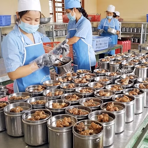 Quy trình chọn nhà cung cấp suất ăn bán trú cho trường học ở Hà Nội 