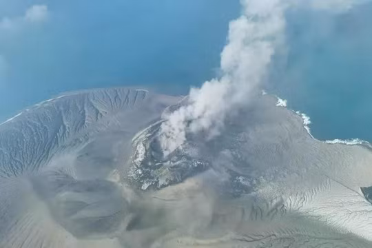 Núi lửa phun trào tại Indonesia: 8 sân bay phải đóng cửa, 170.000 người bị ảnh hưởng