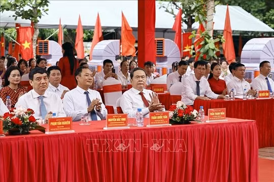 Chủ tịch Quốc hội dự Lễ khai giảng tại Trường THPT Lê Quý Đôn (Hưng Yên)