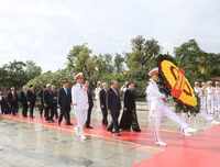 Lãnh đạo Đảng, Nhà nước đặt vòng hoa, vào lăng viếng Chủ tịch Hồ Chí Minh