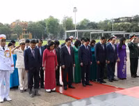 Lãnh đạo Đảng, Nhà nước đặt vòng hoa, vào lăng viếng Chủ tịch Hồ Chí Minh