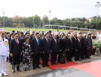 Lãnh đạo Đảng, Nhà nước đặt vòng hoa, vào lăng viếng Chủ tịch Hồ Chí Minh