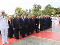 Lãnh đạo Đảng, Nhà nước đặt vòng hoa, vào lăng viếng Chủ tịch Hồ Chí Minh