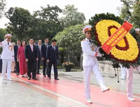 Lãnh đạo Đảng, Nhà nước đặt vòng hoa, vào lăng viếng Chủ tịch Hồ Chí Minh