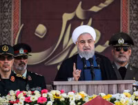 [Ảnh] Diễu binh hoành tráng ở Tehran, Tổng thống Iran lạnh lùng cảnh báo phương Tây