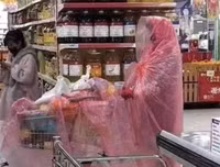 Những ý tưởng ‘thời trang bá đạo’ phòng chống virus Covid-19