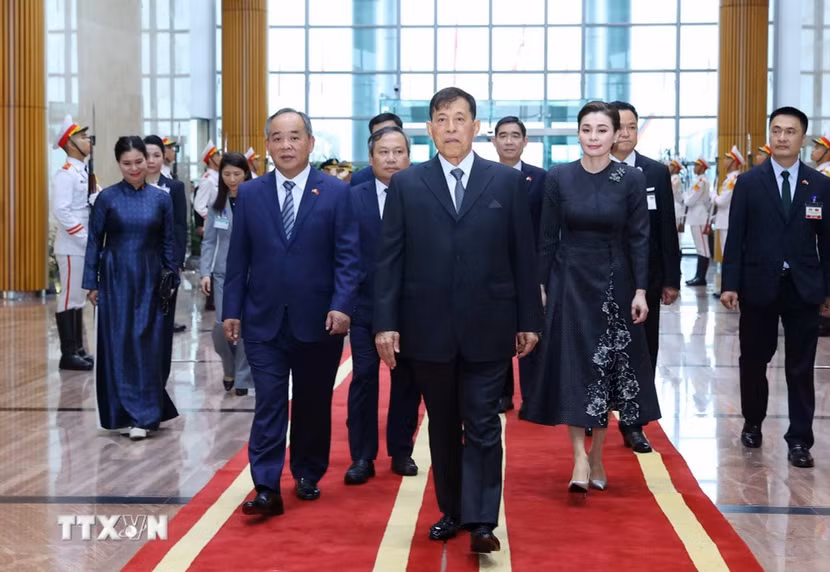 Nhà vua Thái Lan Maha Vajiralongkorn Phra Vajiraklaochaoyuhua và Hoàng hậu đến Hà Nội, bắt đầu thăm cấp Nhà nước tới Việt Nam. (Ảnh: Văn Điệp/TTXVN)