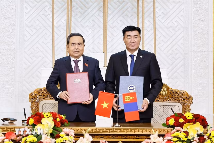Chủ tịch Quốc hội Trần Thanh Mẫn và Chủ tịch Quốc hội Mông Cổ Sandag Byambatsogt ký kết Bản ghi nhớ hợp tác giữa Quốc hội Việt Nam và Quốc hội Mông Cổ. (Ảnh: Doãn Tấn/TTXVN)
