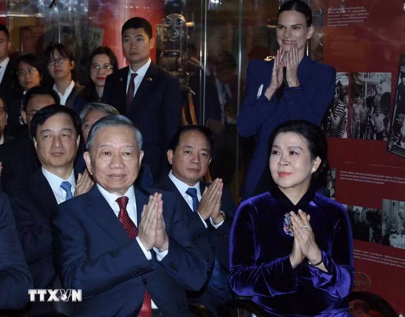 Tổng Bí thư, Chủ tịch nước Tô Lâm và Phu nhân dự chương trình Khai trương Không gian Di sản và Kết nối văn hóa Việt-Nga. (Ảnh: Thống Nhất/TTXVN)