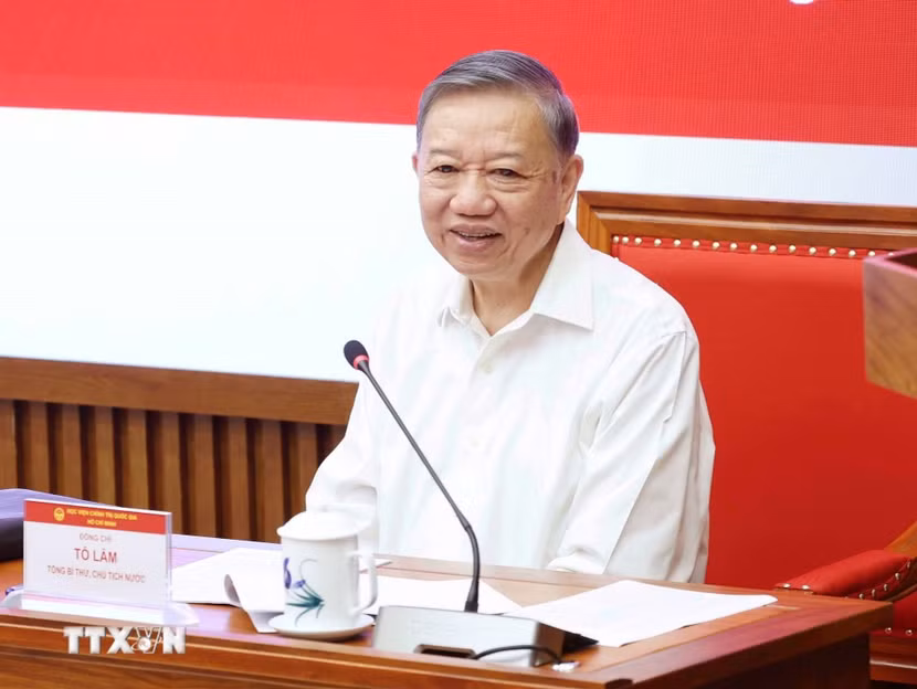 Tổng Bí thư, Chủ tịch nước Tô Lâm trao đổi và truyền đạt Chuyên đề. (Ảnh: Thống Nhất/TTXVN)