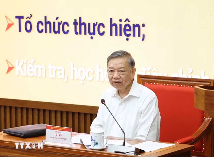 Tổng Bí thư, Chủ tịch nước Tô Lâm trao đổi và truyền đạt Chuyên đề. (Ảnh: Thống Nhất/TTXVN)