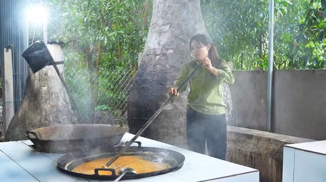 Nấu mật mía thủ công tại Làng Găng (Nghệ An) gắn liền với đời sống của bà con.