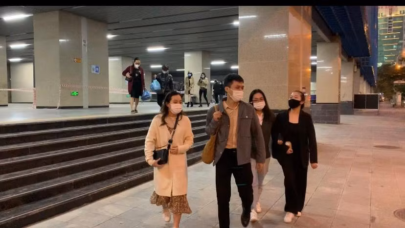 Nhân viên văn phòng, người dân háo hức đi lại bằng tàu điện sau giờ làm việc và cảm thấy yên tâm