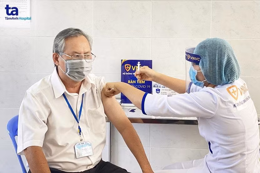 Người già sẽ là đối tượng được ưu tiên tiêm vaccine trong đợt này
