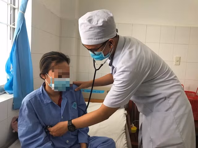 Nữ bệnh nhân đã ổn định sức khỏe sau khi được chuyển tới khoa Hồi sức tích cực - Chống độc. Ảnh: Dân trí