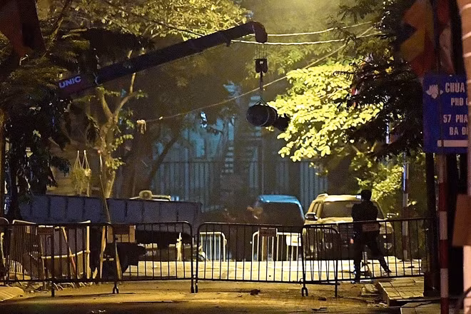 Quả bom sau khi bị "vô hiệu hóa" đã được cẩu, chuyển lên xe chuyên dụng để chuyển ra khỏi phố Cửa Bắc
