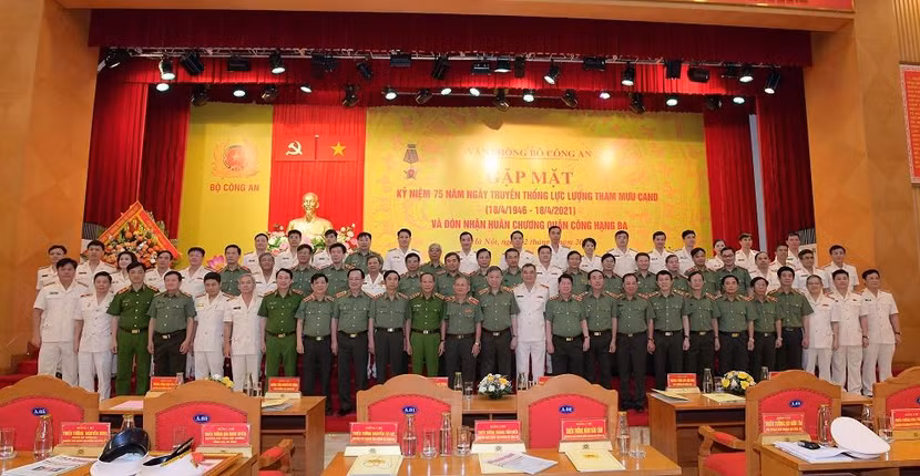 Bộ trưởng Tô Lâm cùng các đại biểu tham dự buổi gặp mặt kỷ niệm 75 năm Ngày truyền thống lực lượng Tham mưu CAND (18/4/1946 – 18/4/2021). Bộ trưởng Tô Lâm cùng các đại biểu tham dự buổi gặp mặt kỷ niệm 75 năm Ngày truyền thống lực lượng Tham mưu CAND (18/4/1946 – 18/4/2021).