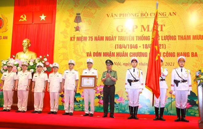 Thừa ủy quyền của Chủ tịch nước, Bộ trưởng Tô Lâm trao Bằng Huân chương Quân công hạng Ba tặng Văn phòng Bộ Công an