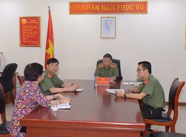 Bộ trưởng Tô Lâm lắng nghe người dân trình bày nội dung khiếu nại, phản ánh về những vấn đề vướng mắc