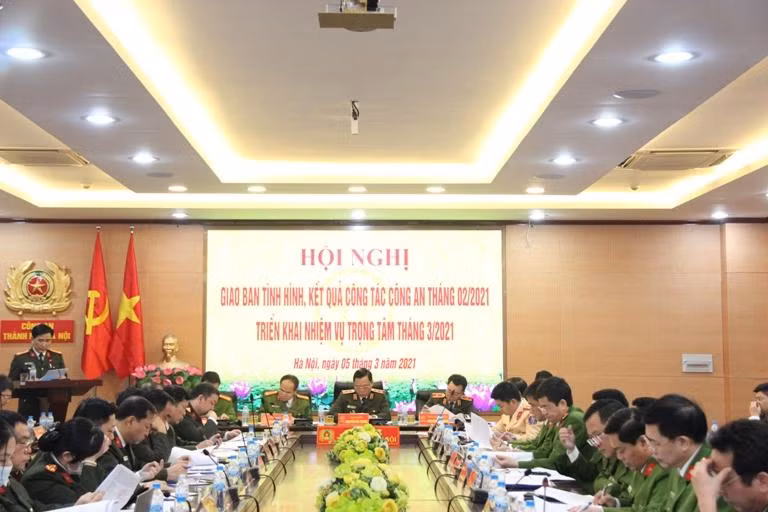 Đại tá Trần Đình Nghĩa, Trưởng phòng Tham mưu, báo cáo kết quả công tác Công an tại Hội nghị giao ban tháng 02/2021 của CATP Hà Nội