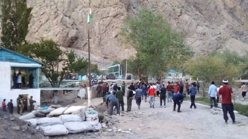 Xung đột tại biên giới giữa Kyrgystan và Tajikistan đã biến thành bạo lực đổ máu trong ngày 29-4