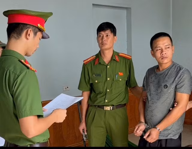 CQĐT tống đạt quyết định khởi tố đối tượng Duyệt