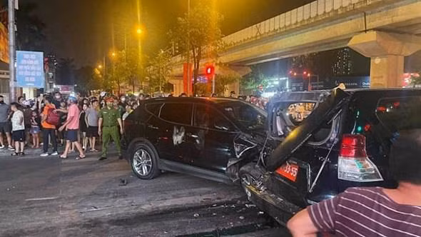 Hiện trường vụ tai nạn liên hoàn ở quận Hà Đông, Hà Nội Hiện trường vụ tai nạn liên hoàn ở quận Hà Đông, Hà Nội